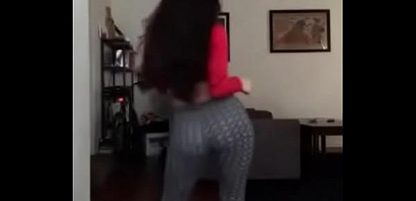 Cómo ella se mueve bailando muy sexy
